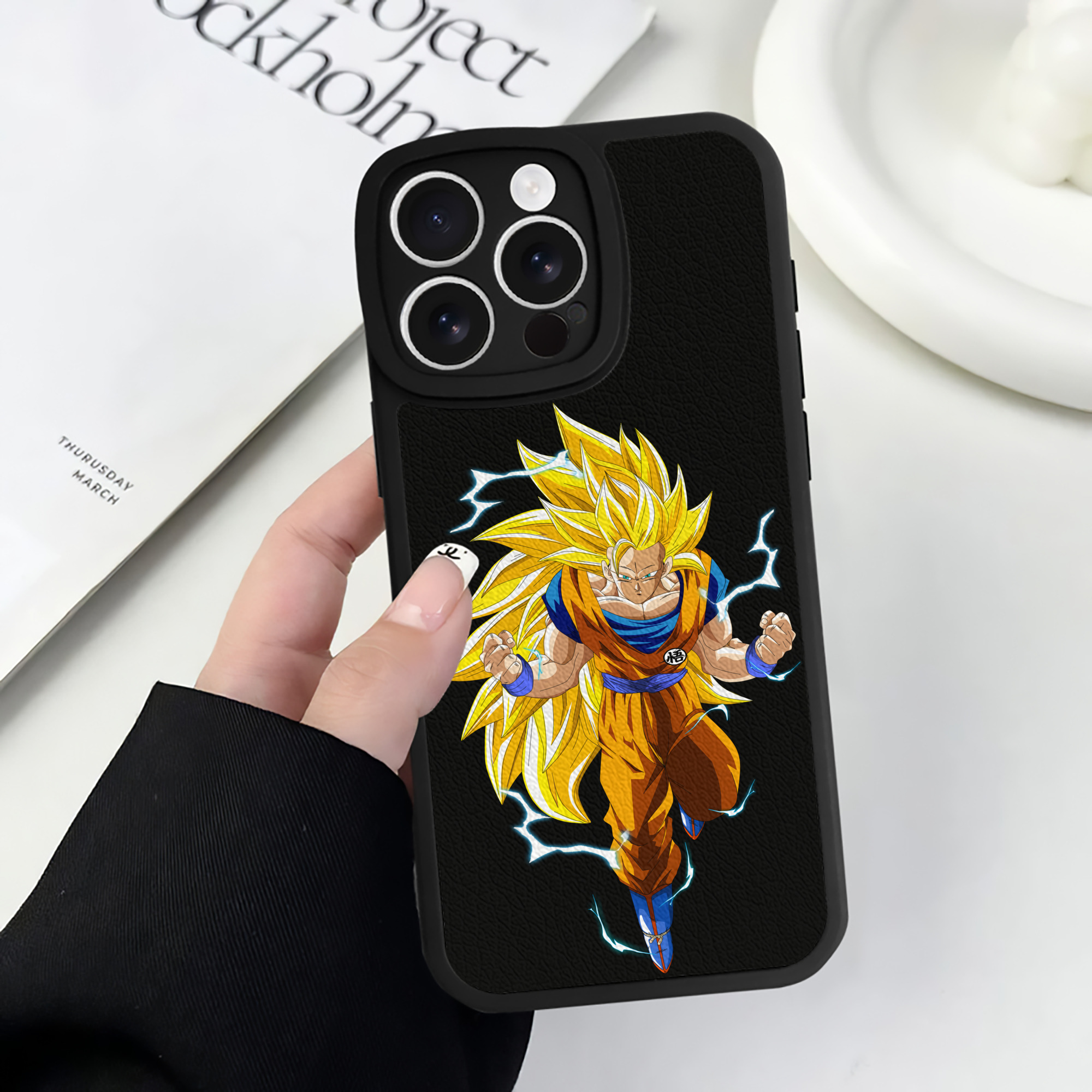 （画像用） ドラゴンボール 孫悟空（そん ごくう）Son Goku カカロット DRAGON BALL Kakarotto 【iPhone 16シリーズ対応】シリコンスマホケース（レザー調） 材質：シリコン